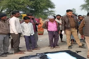 कौशांबी: तेज रफ्तार डंफर की चपेट में आये बाइक सवार, दो की मौत, एक घायल 