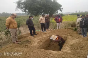बहराइच: पांचवें दिन कब्र से खोदकर निकाला गया महिला का शव, जिला मजिस्ट्रेट के निर्देश पर हुई कार्रवाई, जानें मामला 