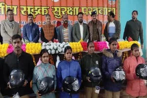 बहराइच: युवाओं की जागरुकता से रुकेंगे सड़क हादसे, बोले मुकुट बिहारी, छात्र-छात्राओं को बांटे गए हेल्मेट