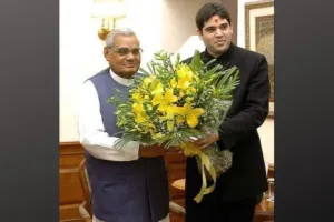 पीलीभीत : अपनी ही सरकार को घेरने वाले भाजपा सांसद वरुण गांधी ने साझा की अटल बिहारी संग खींची तस्वीर, लिखा- आती है याद