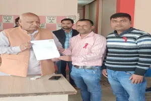 अयोध्या: विश्व एड्स दिवस पर सांसद को लगाया रेड रिबन, सौंपा आभार पत्र 