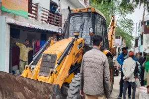 लखनऊ: प्रशासन के भारी दबाव के बीच मकान खाली कर जाने लगे भीखमपुर के लोग, दिया गया था अल्टीमेटम 