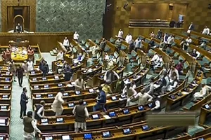 गृह मंत्रालय ने संसद सुरक्षा चूक मामले की जांच के लिए की समिति गठित, CRPF डीजी की निगरानी में होगी जांच