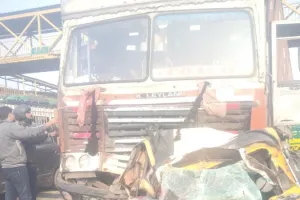 Agra accident : एनएच पर भीषण सड़क हादसा, ट्रक ने टेंपो को मारी टक्कर, 5 सवारियों की मौत - कई घायल