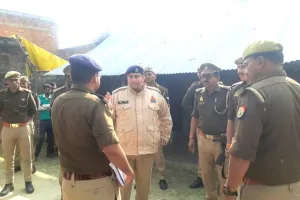 सीतापुर में मासूम के रोने से बिफरे ससुर ने पोते और बहू को बांके से काट डाला, छत पर चढ़कर काटा हंगामा  