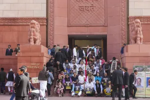 सुरक्षा चूक पर विपक्ष का जोरदार हंगामा, लोकसभा और राज्यसभा की कार्यवाही 2 बजे तक स्थगित