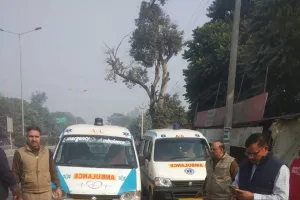 बरेली:बिना फिटनेस के दौड़ रहीं दो एंबुलेंस कीं सीज, जिलाधिकारी के निर्देश पर एआरटीओ ने भोजीपुरा में की कार्रवाई