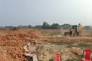 बरेली: 75 बीघा में बन रही तीन अवैध कालोनियों पर चला बुलडोजर, बीडीए से नक्शा पास कराए बगैर हो रहा था निर्माण