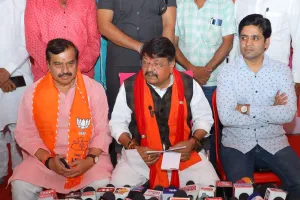 इंदौर-1 से  कैलाश विजयवर्गीय ने बढ़त बनाई, घर के बाहर समर्थकों का जश्न