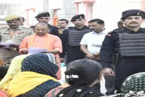 गोरखपुर में CM योगी ने किया जनता दर्शन कार्यक्रम, सुनीं जनता की समस्याएं 