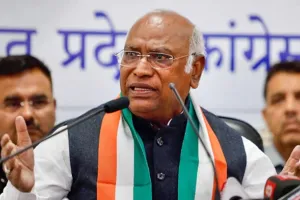 मल्लिकार्जुन खरगे ने कहा- रेलवे स्टेशनों पर ‘सेल्फी बूथ’ है सरकारी पैसे की बर्बादी, सूचना के अधिकार के तहत ली जानकारी