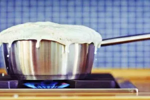 रुद्रपुर: रेशम बाड़ी में पति ने पत्नी-बच्चे पर फेंका खौलता दूध