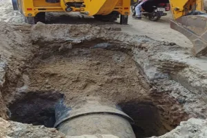 अयोध्या : स्कूल के निकट खोद दिया बेतरतीब गड्डा, बच्चों के सामने संकट