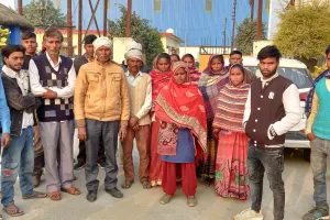 किच्छा: संदिग्ध परिस्थितियों में लापता हुई युवती की बरामदगी को लेकर परिजन पहुंचे चौकी 