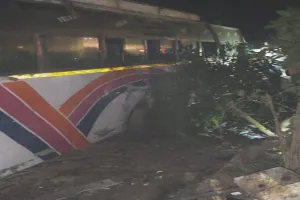 Gonda news - गोंडा में भीषण सड़क हादसा, बस की चपेट में आने से तीन की मौत 