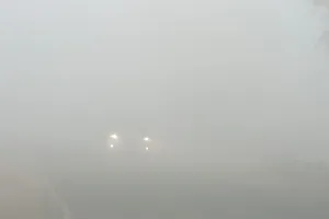 कासगंज: सुबह कोहरे से ढका आसमान, दिन भर चली ठंड़ी हवाएं