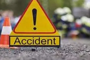 टोल प्लाजा पर खड़ी कार से भिड़ा ट्रक, पुत्र की मौत-पिता घायल 