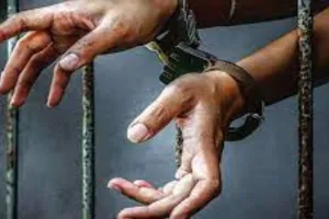 फतेहपुर में सीओ की गाड़ी के बोनट पर रील्स बनाते तीन युवक गिरफ्तार