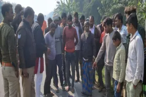 बहराइच : बाइक सवार दंपती को ट्रैक्टर ने मारी टक्कर, महिला की मौत - पति घायल