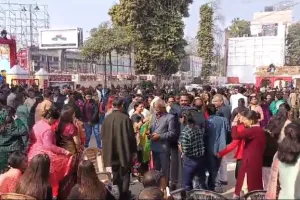 बरेली: यीशु के जन्मोत्सव पर चर्च-पार्कों में लोगों की भारी भीड़, क्रिसमस को लेकर उत्साहित हुए युवा