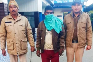 किच्छा: अस्पताल से माल चोरी कर फरार हो रहे आरोपी को चोरी के माल के साथ दबोचा