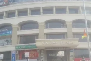 वाराणसी: अबू आजमी के साझेदार विनायक ग्रुप पर दर्ज हुआ केस, हड़कंप