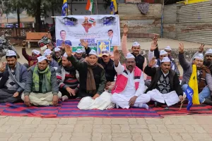 आप नेताओं  ने सरकार के विरोध में रखा उपवास 