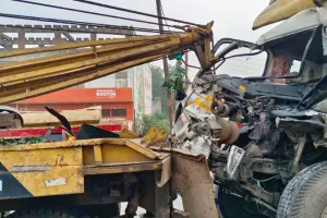 Accident In Auraiya: कंटेनर ने आगे जा रहे ट्रक में मारी टक्कर, चालक की मौत, केबिन काटकर निकाला गया शव