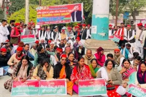 Banda: सांसदों को निलंबित कर मोदी सरकार ने की लोकतंत्र की हत्या, सपा ने धरना प्रदर्शन कर जताया विरोध, डीएम को सौंपा ज्ञापन