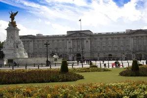 Britain: महाराजा के नस्लीय विवाद में उलझने पर सभी विकल्पों पर विचार कर रहा बकिंघम पैलेस