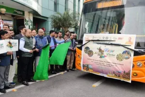 कानपुर दर्शन यात्रा की शुरुआत, पहले दिन हुई चार ट्रिप, सांसद और महापौर ने हरी झंडी दिखाकर किया रवाना