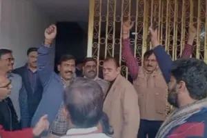 बरेली: कड़ाके की ठंड में विश्वविद्यालय में रात में शिक्षकों का प्रदर्शन