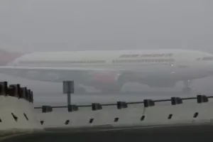 दिल्ली हवाई अड्डा: घने कोहरे के कारण करीब 30 उड़ानों में विलंब, दो का मार्ग परिवर्तित