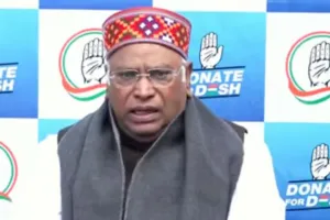 कांग्रेस ने ‘देश के लिए दान’ देने का अभियान किया शुरु, कुर्सियों पर लगाए क्यूआर कोड