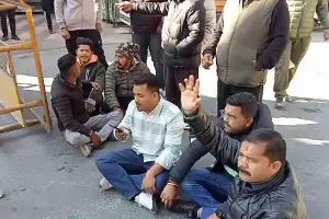 Breaking (Video) भीमताल: आक्रोश - अलचौना के ग्रामीणों ने निकिता का शव रख लगाया जाम..बोले आदमखोर से दिलाओ निजात