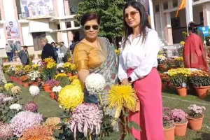 बरेली: गुलदाउदी प्रदर्शनी में सजी फूलों की बगिया, सेल्फी लेते नजर आए लोग