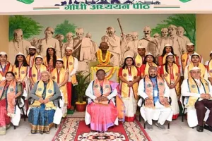 काशी विद्यापीठ के दीक्षांत समारोह में बोलीं राष्ट्रपति मुर्मू- विद्यार्थी लाल बहादुर शास्त्री जी के जीवन मूल्यों को अपनाएं