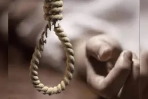 संत कबीर नगर: घर में फंदे से लटकता मिला मां-बेटे का शव, जांच में जुटी पुलिस