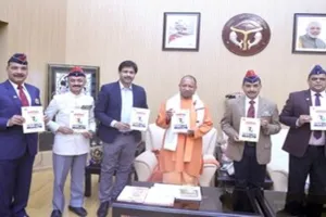 Armed Forces Flag Day: सेना के अधिकारियों ने सीएम योगी को लगाया प्रतीक ध्वज