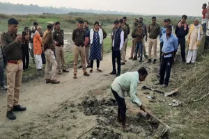 उन्नाव: डीएम के निर्देश पर पोस्टमार्टम के लिये चार घंटे हुई खुदाई, नहीं मिला युवक का शव, जानें पूरा मामला