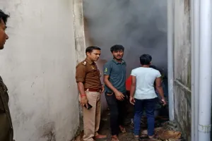 बहराइच: शार्ट सर्किट से जूता चप्पल की दुकान में लगी आग, हजारों का नुकसान