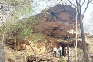 Chitrakoot News: ... तो इन गुफाओं में रहा करते थे हमारे पूर्वज, मानिकपुर में मिले शैलाश्रय, संरक्षण की आवश्यकता