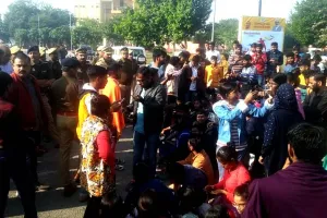 लखनऊ: डॉ शकुंतला मिश्रा राष्ट्रीय पुनर्वास विश्वविद्यालय में आज फिर छात्रों ने गेट पर शुरू किया प्रदर्शन