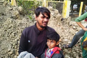 Etawah News: सैफई आयुर्विज्ञान में बच्चे का डॉक्टरों ने इलाज करने से किया इंकार, पिता गोद में लेकर तड़पता रहा, पढ़ें- मामला