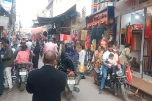 Fatehpur: सजगता भूले, मास्क और सोशल डिस्टेंसिंग गायब, कोविड को लेकर नहीं कोई सजगता, हर जगह हो रही अनदेखी