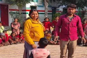 अमरोहा : स्कूल में महिला शिक्षिका ने गले में डाला सांप, नजारा देखकर उड़ गए होश...खंड शिक्षा अधिकारी ने जारी किया कारण बताओ नोटिस