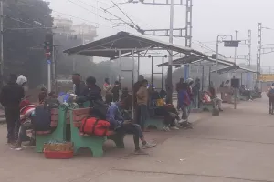 मुरादाबाद : उत्तरांचल संपर्क क्रांति निरस्त, लंबी दूरी की ट्रेनों का इंतजार....ठंड में ठिठुरे लोग 