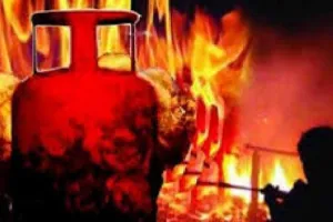 रामपुर : खोखे में रखे सिलेंडर ने पकड़ी आग...देखते ही देखते उड़े परखच्चे