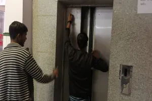 संभल: जिला अस्पताल की लिफ्ट में फंसा तीमारदार, मची खलबली