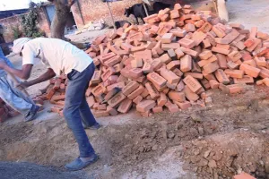 रामपुर: ठेकेदार ने शासनादेश को ठेंगा दिखाकर पीला ईंट से बना डाली सड़क की नाली, पढ़िए पूरी खबर